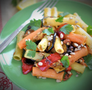 sałatka makaronowa z&nbsp;grillowanymi warzywami