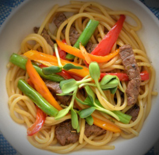 smażony makaron z&nbsp;wołowiną, fasolą i&nbsp;papryką